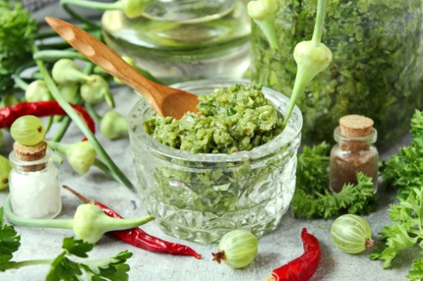 Стрелки чеснока с крыжовником на зиму Стрелки чеснока с крыжовником на зиму