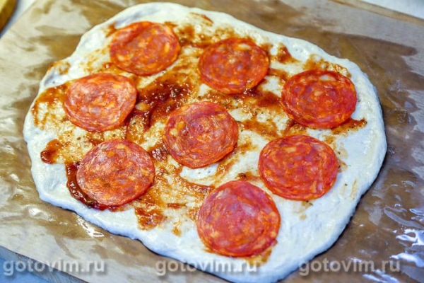 Португальская пицца с пепперони, сырым яйцом и оливками Португальская пицца с пепперони, сырым яйцом и оливками