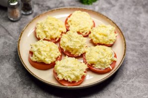 Помидоры под сырной шапочкой Помидоры под сырной шапочкой