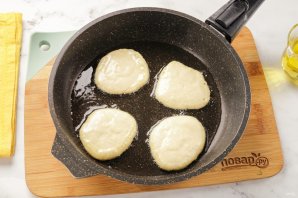 Оладьи на воде с яйцами