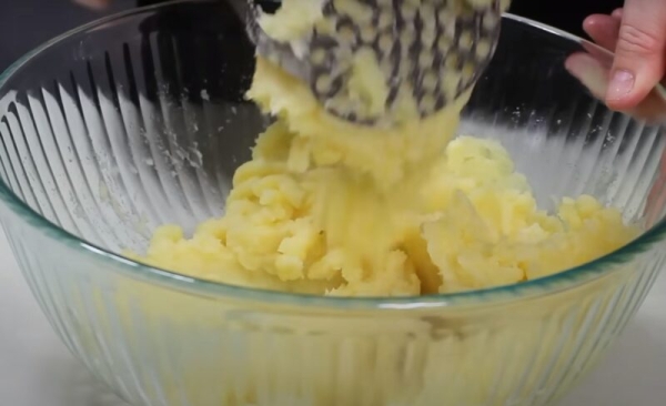 Так готовит только моя свекровь. Пирожки с двойной начинкой: нежные, как пух Так готовит только моя свекровь. Пирожки с двойной начинкой: нежные, как пух