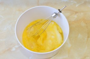 Медовик с черносливом и грецкими орехами