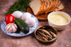 Бутерброды со шпротами и чесноком Бутерброды со шпротами и чесноком
