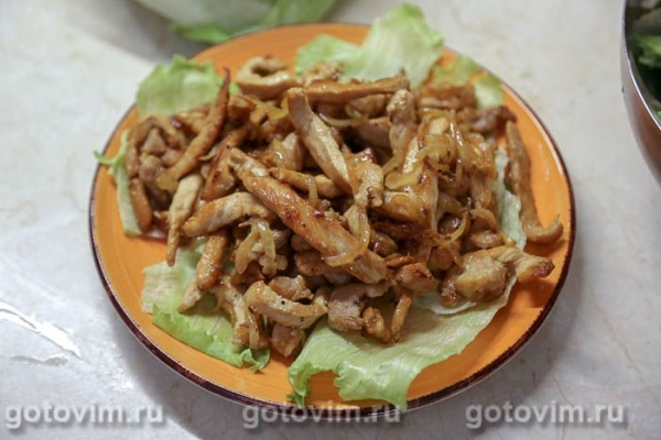 Салат «Пражский» с жареным мясом, перцем и яблоками Салат «Пражский» с жареным мясом, перцем и яблоками