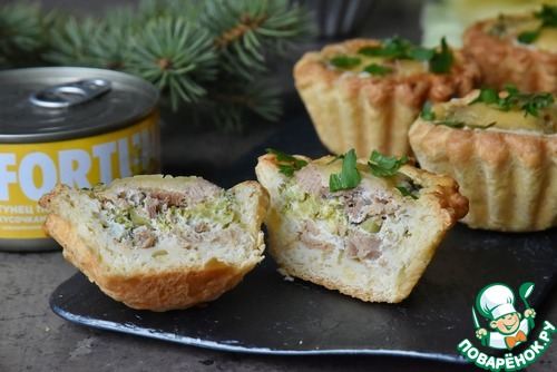 Мини пироги с тунцом и брокколи