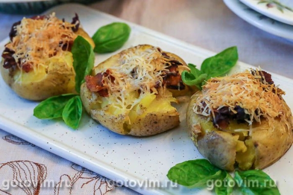 Мятая картошка в духовке с беконом и сыром