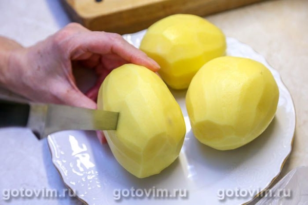 Картофель кусочками, приготовленный с бульоном в микроволновке Картофель кусочками, приготовленный с бульоном в микроволновке