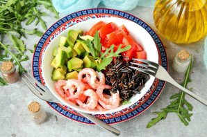 Боул с креветками, авокадо и черным рисом