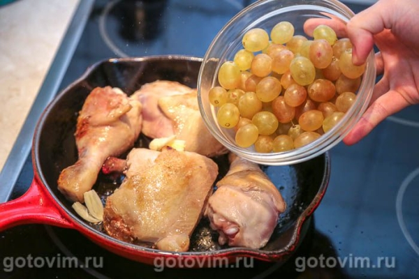 Куриные бедра с виноградом и вермутом, запеченные в духовке