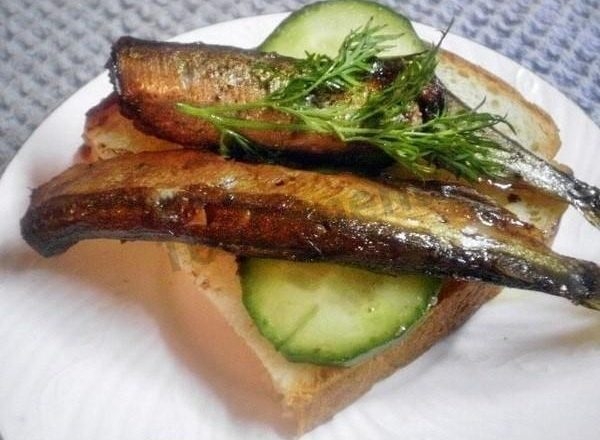 Шпроты из мойвы в духовке по-домашнему Шпроты из мойвы в духовке по-домашнему