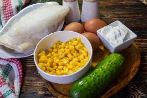 Салат из кальмаров с яйцом, огурцом и кукурузой Салат из кальмаров с яйцом, огурцом и кукурузой