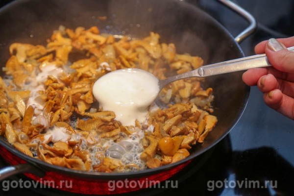Рулетики из свинины с жареными лисичками в сметане