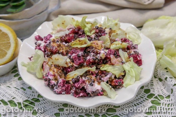 Салат из чёрной чечевицы со свеклой и сыром фета Салат из чёрной чечевицы со свеклой и сыром фета
