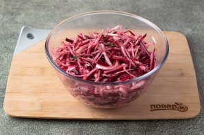 Салат из капусты, дайкона и свеклы Салат из капусты, дайкона и свеклы