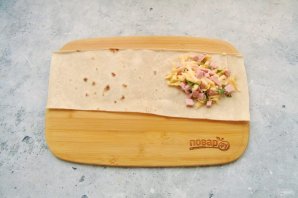 Треугольники из лаваша с начинкой из сыра и колбасы Треугольники из лаваша с начинкой из сыра и колбасы