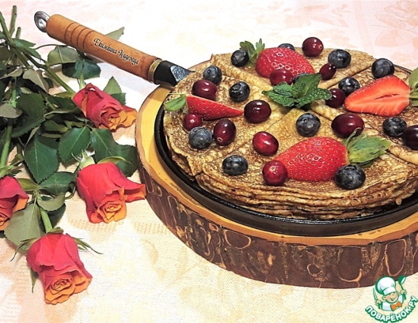 Тонкие блинчики на минералке с ягодами Тонкие блинчики на минералке с ягодами