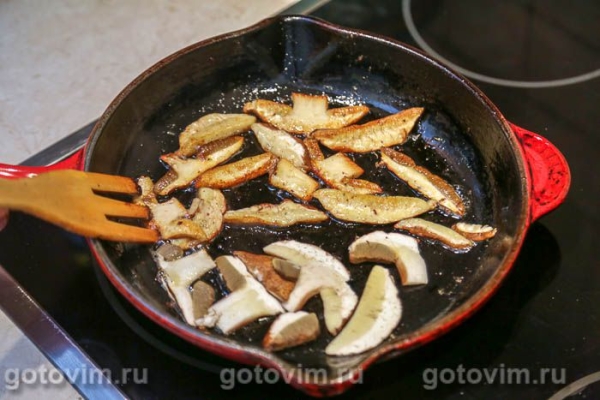 Пицца с белыми грибами, моцареллой и копченой курицей Пицца с белыми грибами, моцареллой и копченой курицей