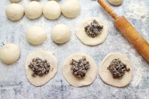 Пирожки с солеными груздями и рисом Пирожки с солеными груздями и рисом