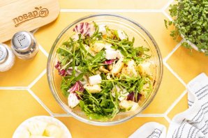 Салат с ананасом и сыром