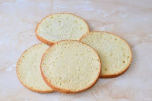 Торт с консервированными персиками и взбитыми сливками Торт с консервированными персиками и взбитыми сливками