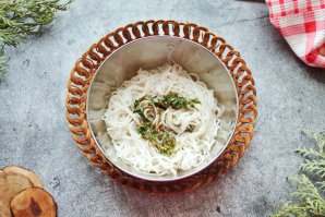 Салат из рисовой лапши с креветками