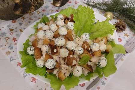 Салат с курицей, сырными шариками и пекинской капустой