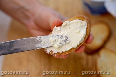 Кростини с инжиром, запеченным в беконе