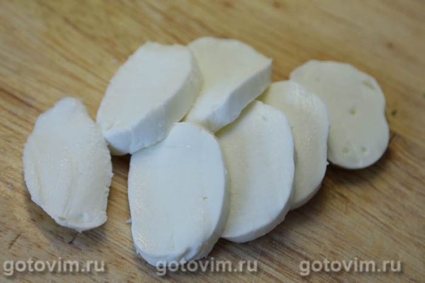 Сыр моцарелла в масле с зеленью Сыр моцарелла в масле с зеленью