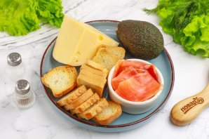 Канапе с сыром, авокадо и семгой Канапе с сыром, авокадо и семгой