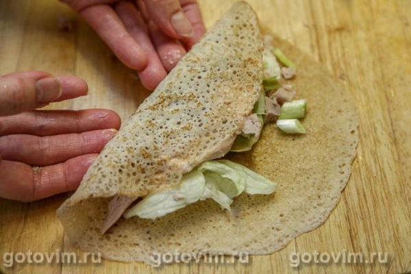 Шаурма в блине с курицей и овощами Шаурма в блине с курицей и овощами