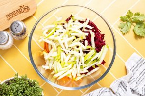 Салат из свежей моркови и свеклы