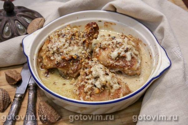 Куриные бедра с сырным соусом горгонзола и грецкими орехами