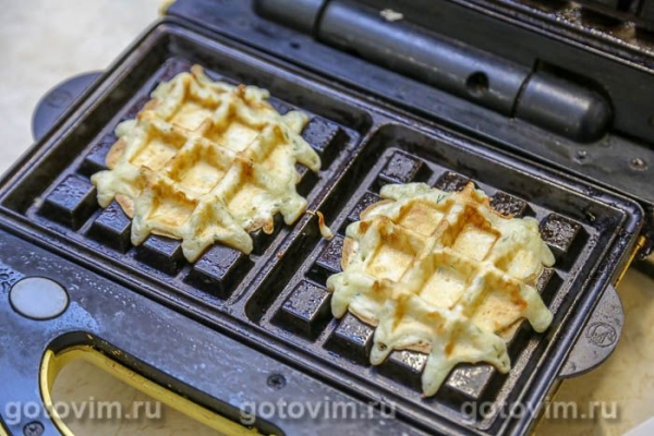 Вафли «Ленивые хачапури» с сыром и зеленью Вафли «Ленивые хачапури» с сыром и зеленью