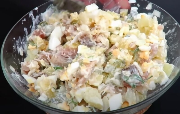 Деревенский салат со скумбрией, который покорит сердце любого — сытно и невероятно вкусно! Деревенский салат со скумбрией, который покорит сердце любого — сытно и невероятно вкусно!