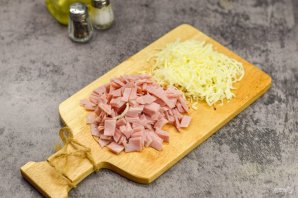 Яичные конвертики с сыром и ветчиной