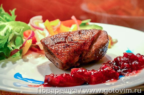 Утиная грудка с вишневым соусом