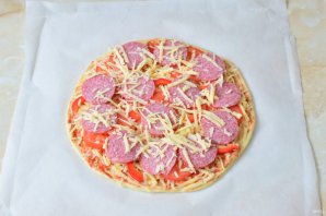 Пицца с копченой колбасой