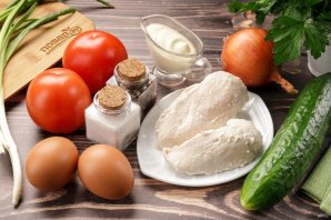 Салат с курицей, помидором и огурцом Салат с курицей, помидором и огурцом