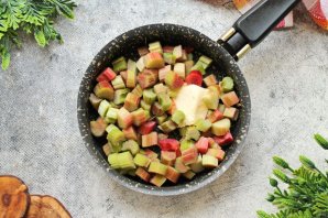 Десерт из клубники и ревеня