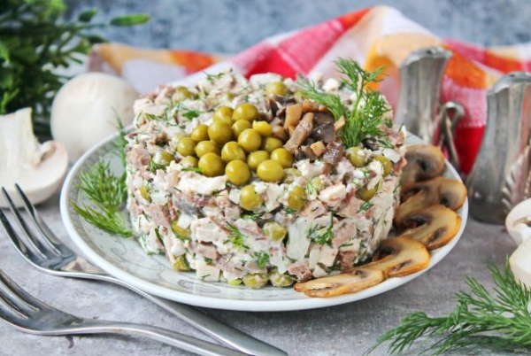 Салат с языком, курицей и грибами Салат с языком, курицей и грибами