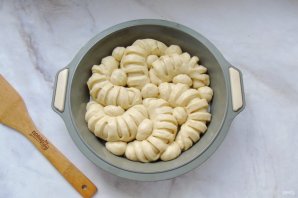 Отрывной пирог из дрожжевого теста с творожной начинкой