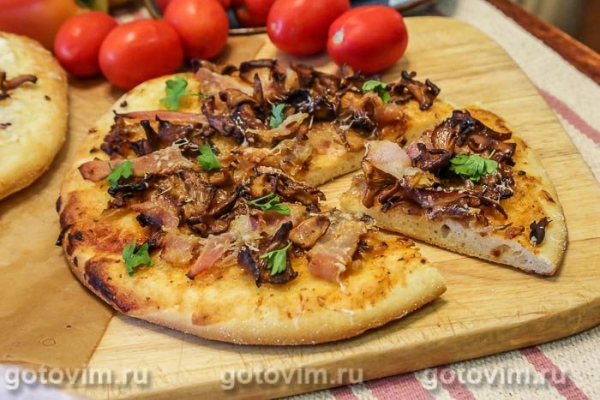 Пицца с лисичками и беконом Пицца с лисичками и беконом