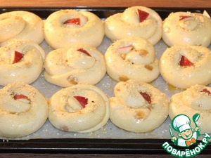 Сладкие пасхальные крученки с изюмом