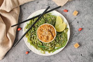 Салат "Чука" с ореховым соусом Салат "Чука" с ореховым соусом