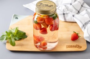 Компот из клубники, лимона и мяты на зиму Компот из клубники, лимона и мяты на зиму