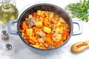 Мясо с консервированной фасолью