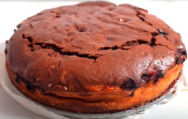 Шоколад, творог и ягоды: идеальное сочетание, которое превращает простой пирог в ресторанный десерт