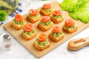 Канапе с сыром, авокадо и семгой Канапе с сыром, авокадо и семгой