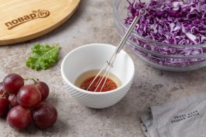 Салат из красной капусты с виноградом Салат из красной капусты с виноградом