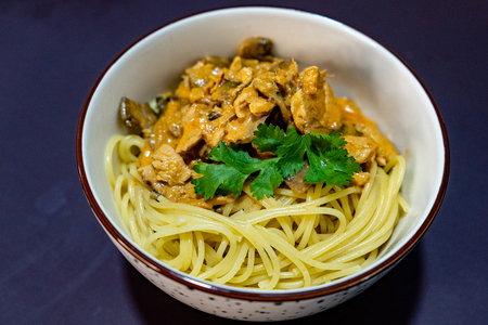 Курица с грибами и пастой том ям в азиатском стиле в кокосовых сливках Курица с грибами и пастой том ям в азиатском стиле в кокосовых сливках